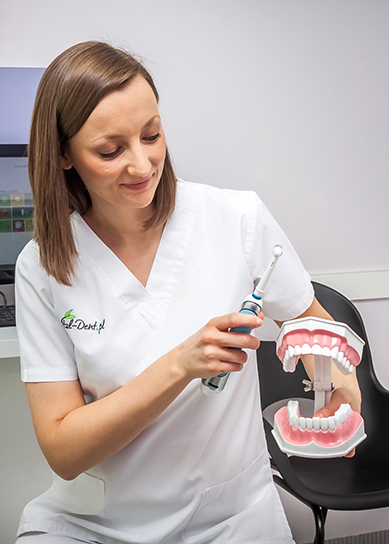 Specjalistka Vital-Dent przedstawiająca poprawna higienę jamy ustnej