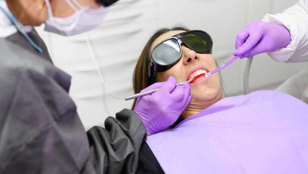 Zabiegi stomatologiczne, które można wykonać przy pomocy lasera diodowego