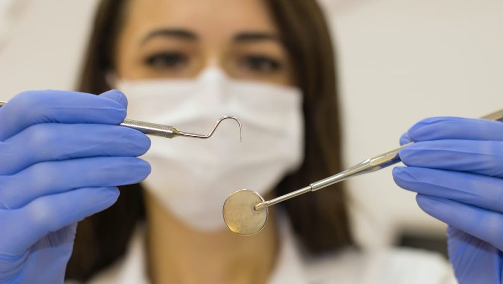 Jak sobie radzić z bólem zęba? Czy zawsze należy iść do dentysty?