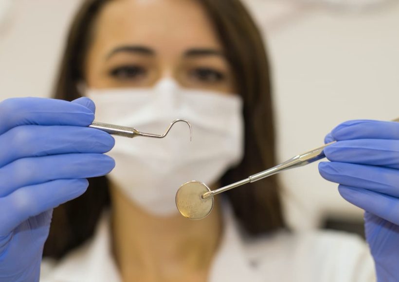 Jak sobie radzić z bólem zęba? Czy zawsze należy iść do dentysty?
