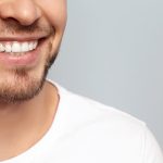 Jak dbać o zęby? Jakie działania podejmować we własnym zakresie, aby mieć zdrowe uzębienie?