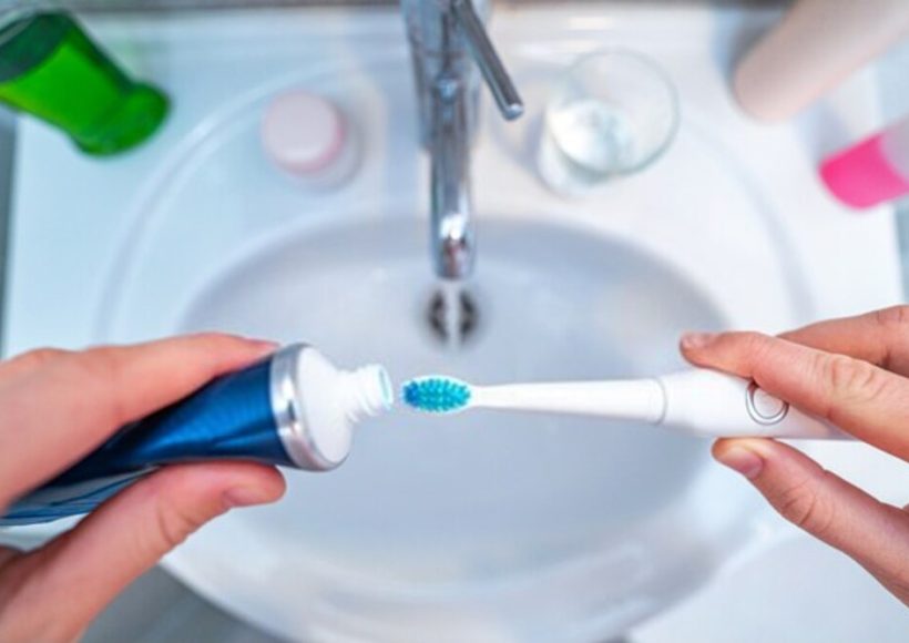 Jak myć zęby szczoteczką soniczną?