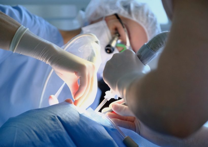 jak wygląda zabieg wszczepienie implantu