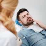Paradontoza. Jedna z częstszych chorób jamy ustnej, ale ile wie o niej przeciętny dorosły?